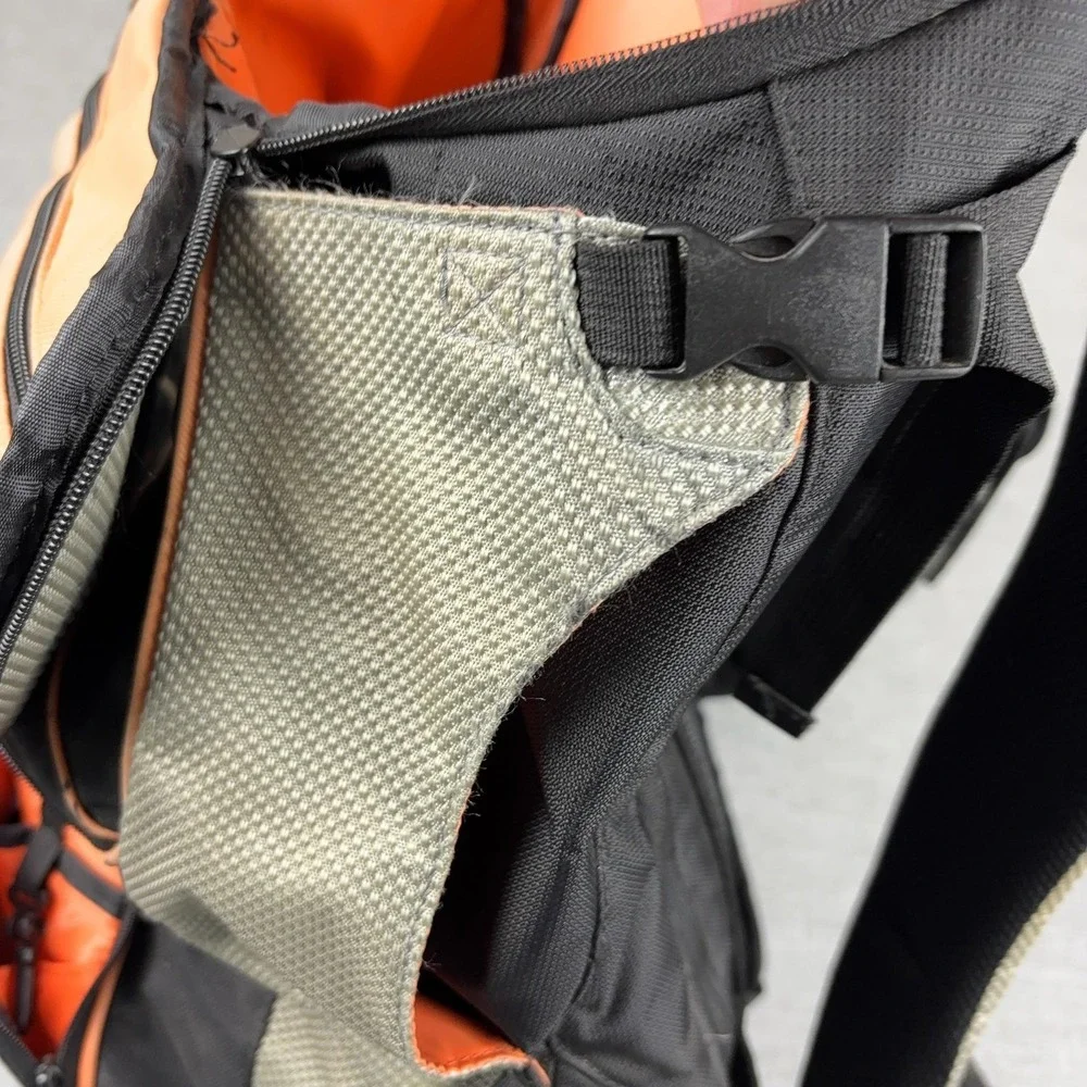 Zoot Shoulder Bag Mens One Size Black Hiking Pack Padded Straps 7 Pockets